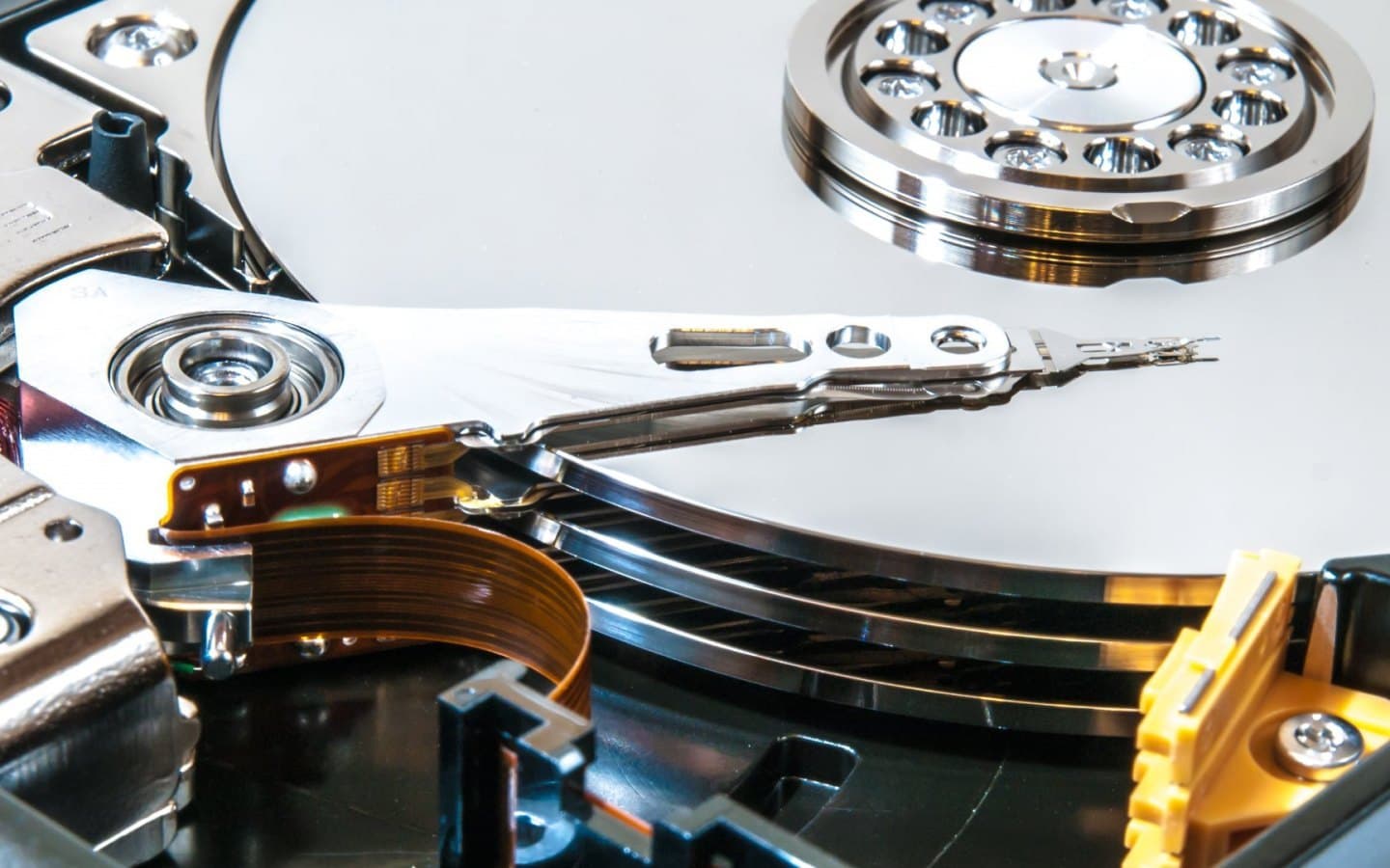 Datenrettung: Was bei einem Elektronikschaden an der Festplatte zu tun ist