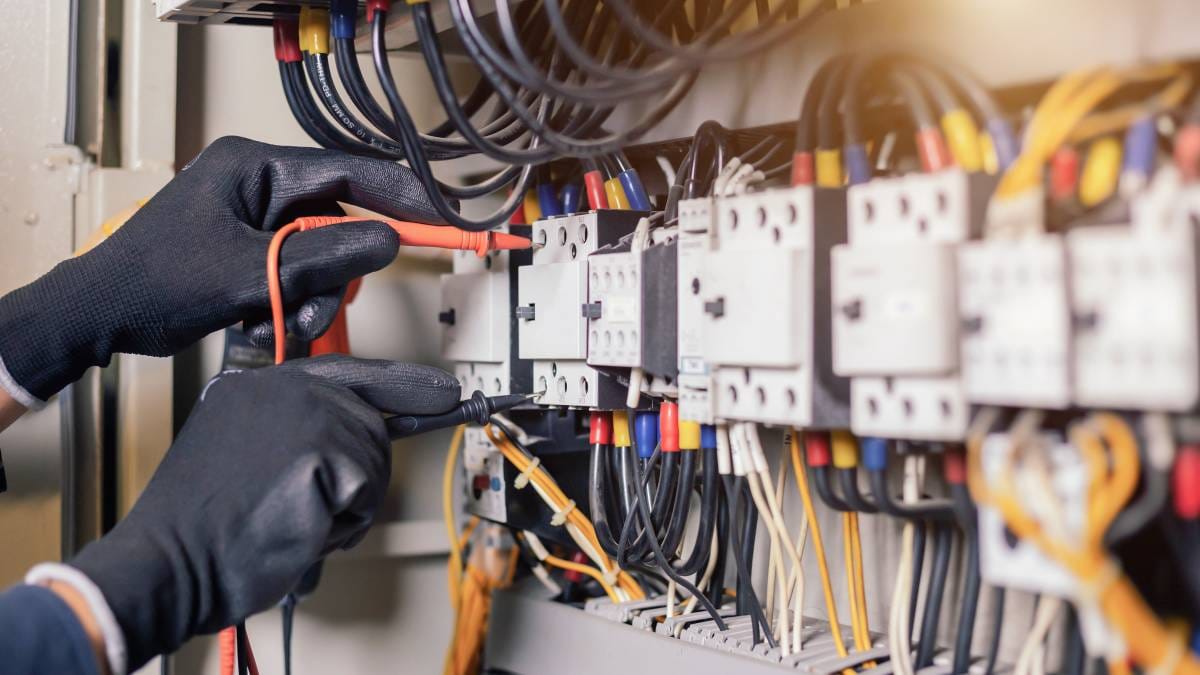 Prüfung elektrischer Anlagen nach Umbaumaßnahmen: Warum sie notwendig ist