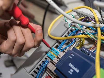 Prüfung elektrischer Anlagen nach Umbaumaßnahmen: Warum sie notwendig ist