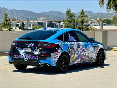 Challenger auffällig folieren lassen: Anime-Sticker oder Komplettdesign?