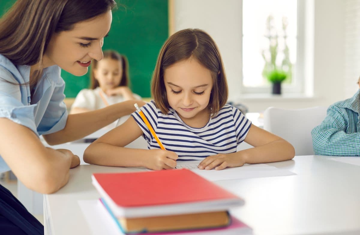 Wie Teenager das Gelernte im Einkaufszentrum anwenden