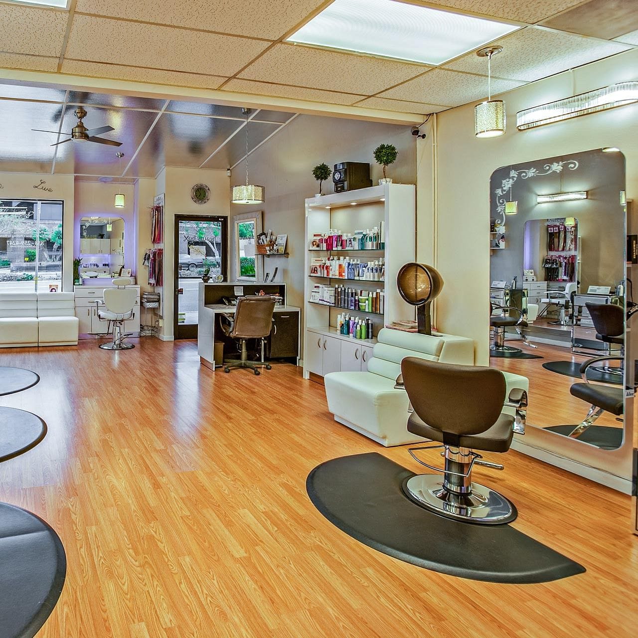 Friseureinrichtung mit Charme: Wellness & Spa Einrichtung inklusive