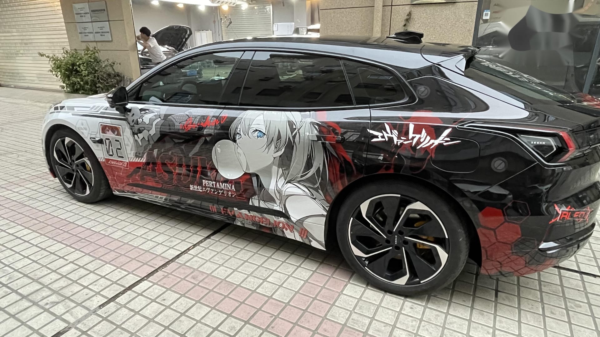 Challenger auffällig folieren lassen: Anime-Sticker oder Komplettdesign?