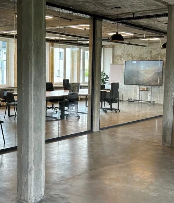 Studio 30: Exklusive Glas-Raumteiler für eine elegante und lichtdurchflutete Atmosphäre in Ihren Geschäftsräumen
