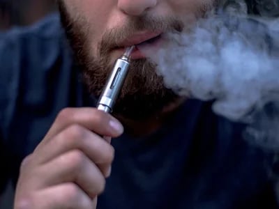 Entfalte vollen Dampfgenuss mit der Al Fakher 30K Hypermax – langlebig, stylisch, intensiv