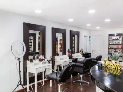Friseureinrichtung mit Charme: Wellness & Spa Einrichtung inklusive