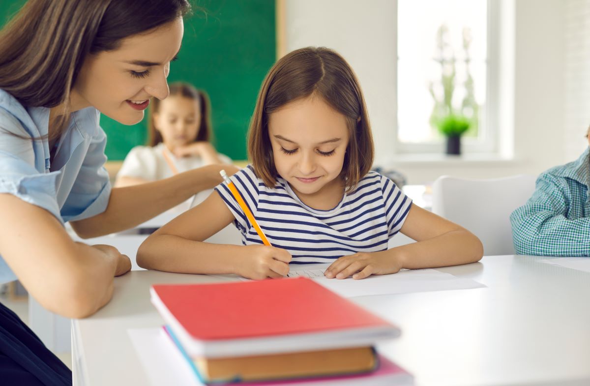 Wie Teenager das Gelernte im Einkaufszentrum anwenden