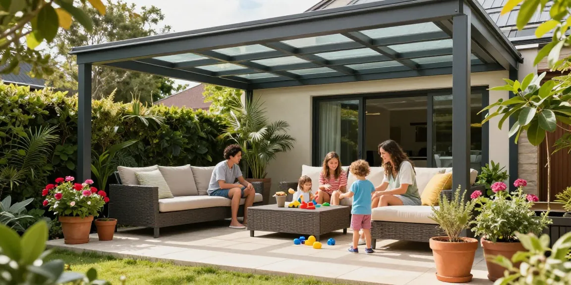 Moderne Terrassenüberdachung mit Familie im Garten, sonniger Nachmittag