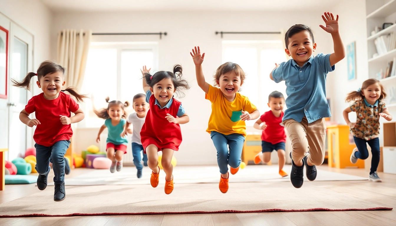 Kinder spielen energetisch drinnen mit Bewegungsaktivitaeten, mehr dazu lesen fuer kreative Spielideen.