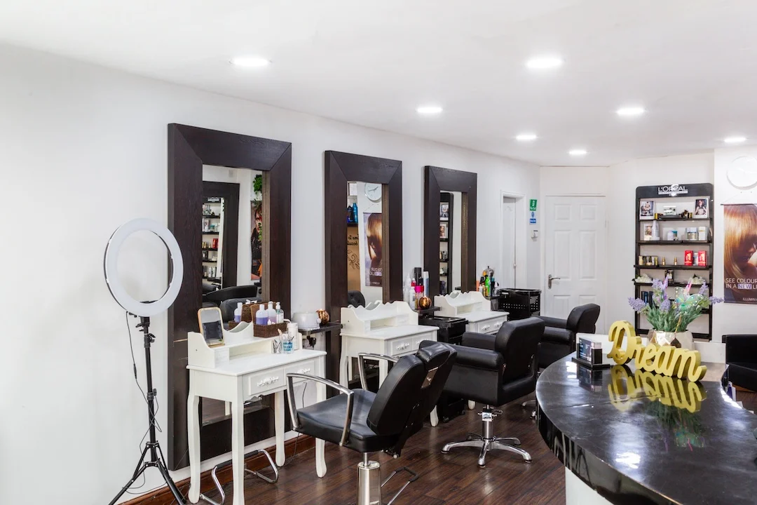 Friseureinrichtung mit Charme: Wellness & Spa Einrichtung inklusive